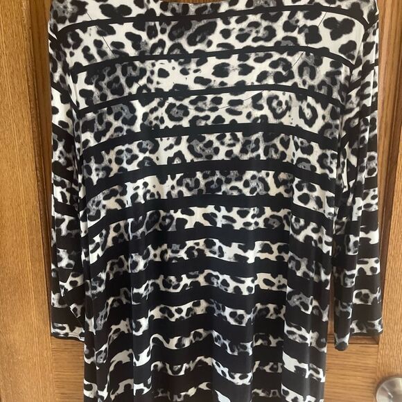 Ruby Rd PL Black Leopard Top - Picture 8 of 9